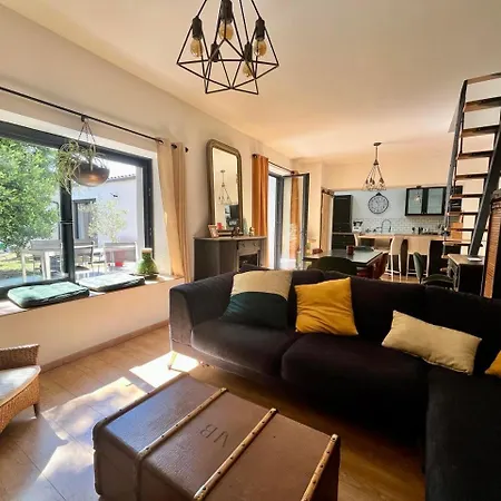 Rochelaise Proche De La Villa *